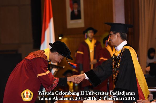 Wisuda Unpad Gel II TA 2015_2016  Fakultas Teknik Geologi oleh Rektor  020