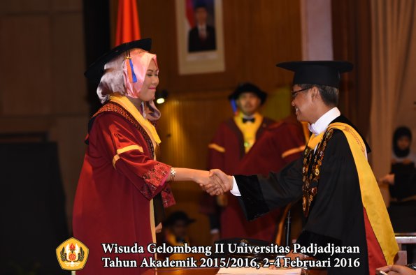 Wisuda Unpad Gel II TA 2015_2016  Fakultas Teknik Geologi oleh Rektor  042