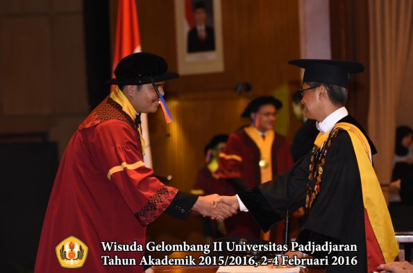 Wisuda Unpad Gel II TA 2015_2016  Fakultas Teknik Geologi oleh Rektor  044