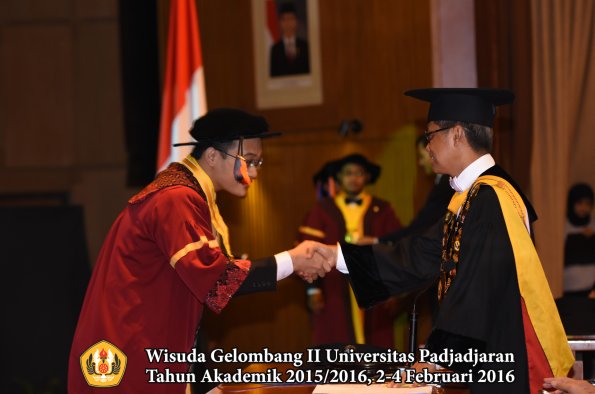 Wisuda Unpad Gel II TA 2015_2016  Fakultas Teknik Geologi oleh Rektor  045