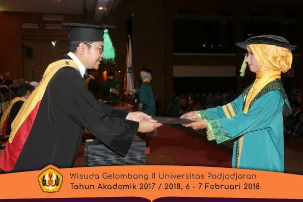 wisuda unpad gel II TA 2017-2018 fakultas kedokteran  oleh Dekan 012