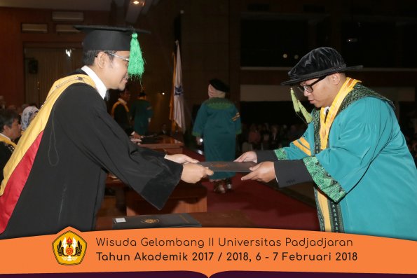 wisuda unpad gel II TA 2017-2018 fakultas kedokteran  oleh Dekan 030