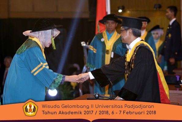 wisuda unpad gel II TA 2017-2018 fakultas kedokteran  oleh Rektor 008