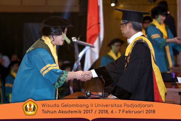wisuda unpad gel II TA 2017-2018 fakultas kedokteran  oleh Rektor 015