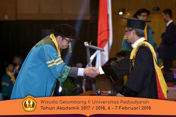 wisuda unpad gel II TA 2017-2018 fakultas kedokteran  oleh Rektor 017