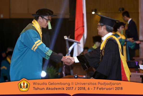 wisuda unpad gel II TA 2017-2018 fakultas kedokteran  oleh Rektor 018