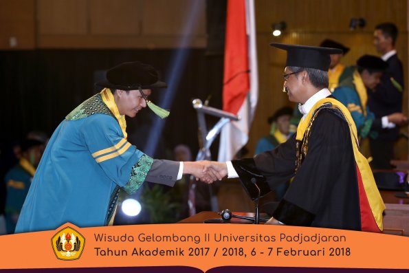 wisuda unpad gel II TA 2017-2018 fakultas kedokteran  oleh Rektor 023