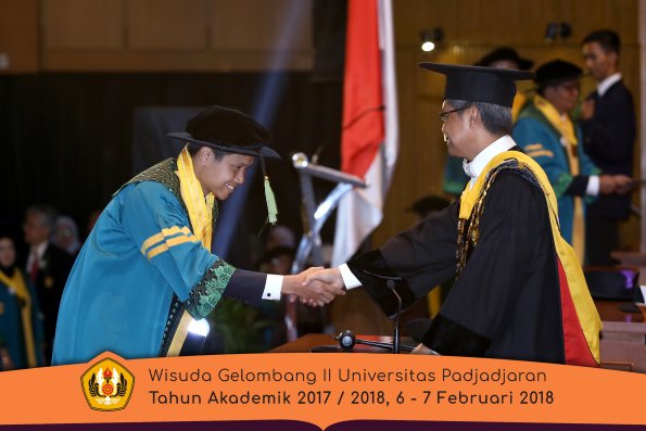 wisuda unpad gel II TA 2017-2018 fakultas kedokteran  oleh Rektor 024