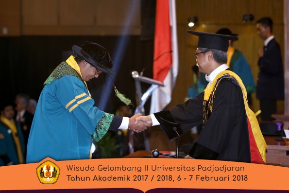 wisuda unpad gel II TA 2017-2018 fakultas kedokteran  oleh Rektor 025