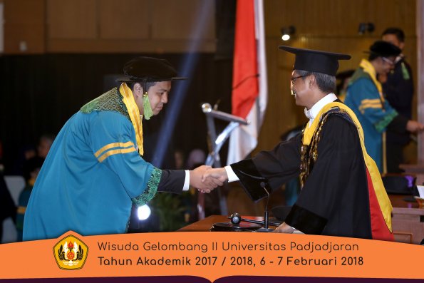 wisuda unpad gel II TA 2017-2018 fakultas kedokteran  oleh Rektor 034