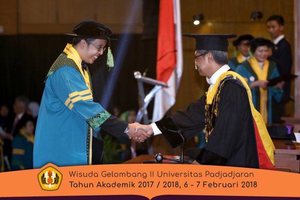 wisuda unpad gel II TA 2017-2018 fakultas kedokteran  oleh Rektor 035