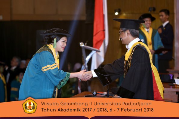 wisuda unpad gel II TA 2017-2018 fakultas kedokteran  oleh Rektor 036