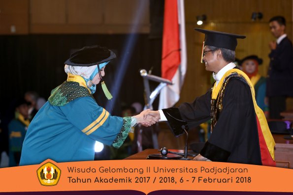 wisuda unpad gel II TA 2017-2018 fakultas kedokteran  oleh Rektor 038