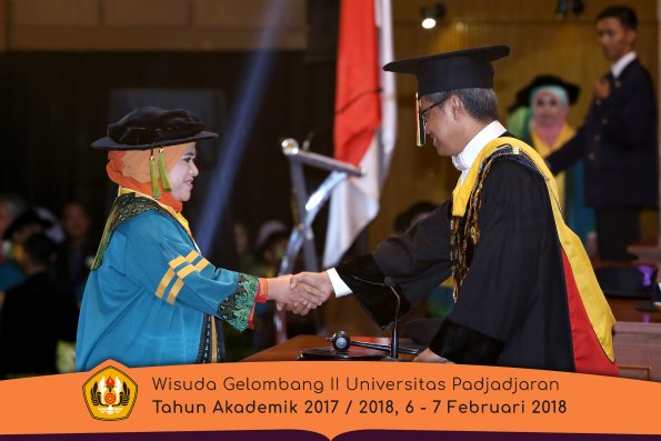 wisuda unpad gel II TA 2017-2018 fakultas kedokteran  oleh Rektor 039
