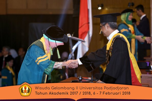 wisuda unpad gel II TA 2017-2018 fakultas kedokteran  oleh Rektor 040