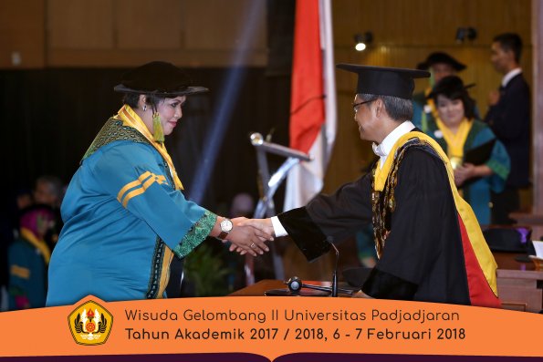 wisuda unpad gel II TA 2017-2018 fakultas kedokteran  oleh Rektor 043