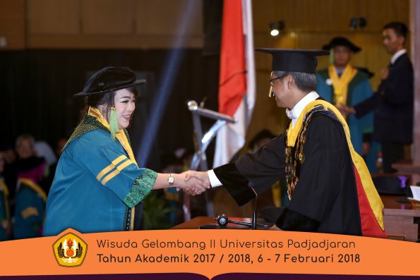 wisuda unpad gel II TA 2017-2018 fakultas kedokteran  oleh Rektor 044