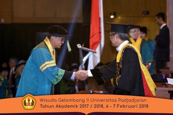 wisuda unpad gel II TA 2017-2018 fakultas kedokteran  oleh Rektor 045