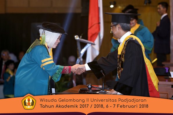 wisuda unpad gel II TA 2017-2018 fakultas kedokteran  oleh Rektor 046