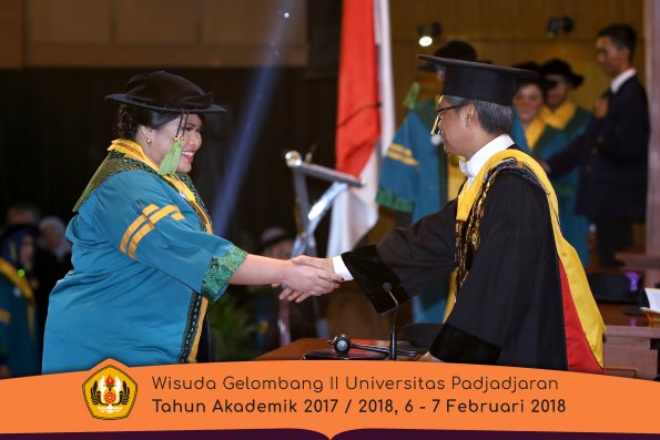wisuda unpad gel II TA 2017-2018 fakultas kedokteran  oleh Rektor 047