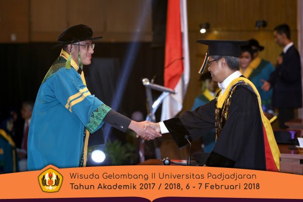 wisuda unpad gel II TA 2017-2018 fakultas kedokteran  oleh Rektor 048