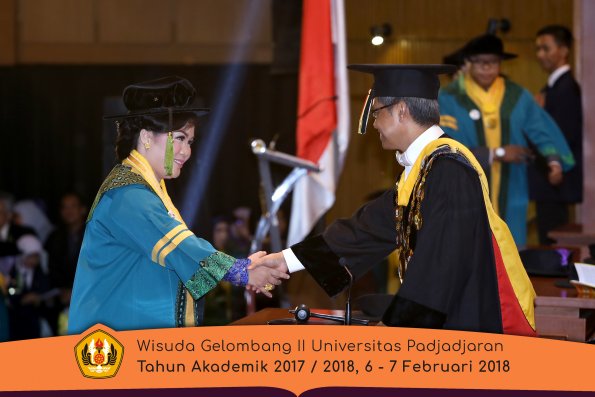 wisuda unpad gel II TA 2017-2018 fakultas kedokteran  oleh Rektor 049
