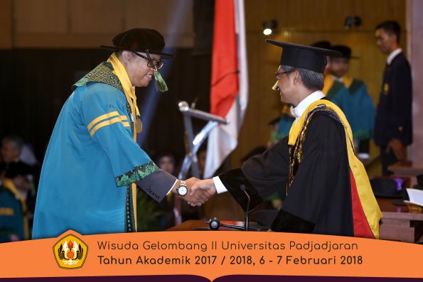 wisuda unpad gel II TA 2017-2018 fakultas kedokteran  oleh Rektor 050
