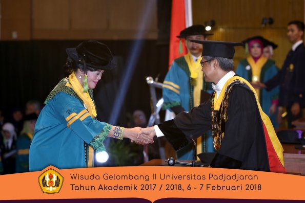 wisuda unpad gel II TA 2017-2018 fakultas kedokteran  oleh Rektor 051