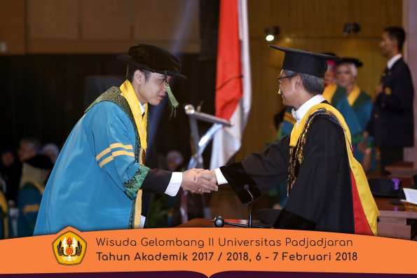 wisuda unpad gel II TA 2017-2018 fakultas kedokteran  oleh Rektor 052