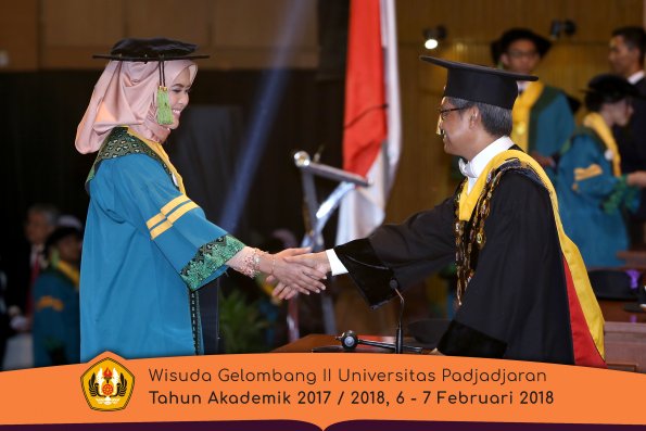 wisuda unpad gel II TA 2017-2018 fakultas kedokteran  oleh Rektor 054