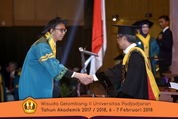 wisuda unpad gel II TA 2017-2018 fakultas kedokteran  oleh Rektor 056
