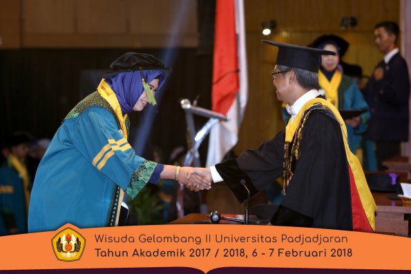 wisuda unpad gel II TA 2017-2018 fakultas kedokteran  oleh Rektor 057