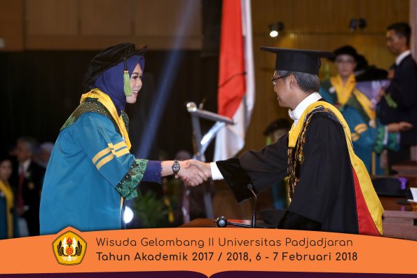 wisuda unpad gel II TA 2017-2018 fakultas kedokteran  oleh Rektor 058