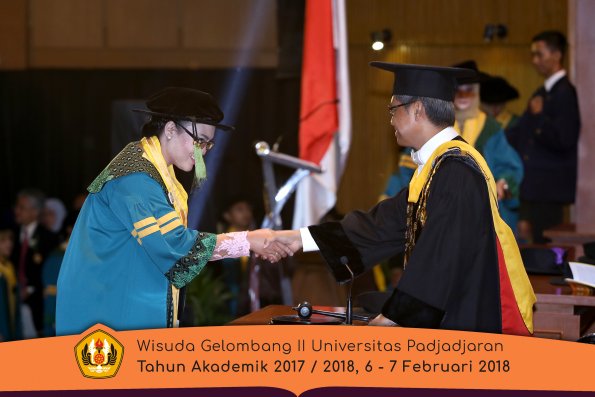 wisuda unpad gel II TA 2017-2018 fakultas kedokteran  oleh Rektor 060