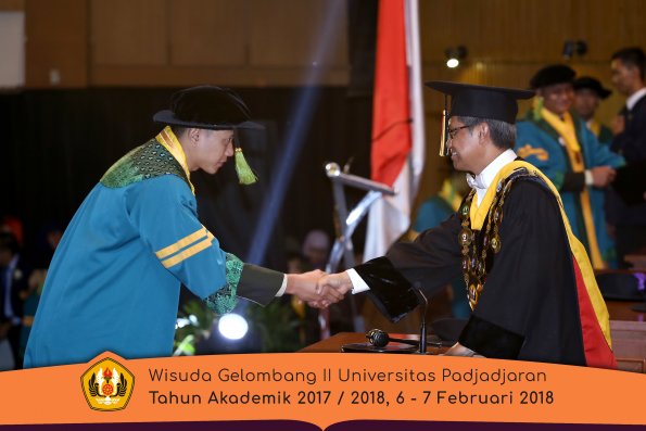 wisuda unpad gel II TA 2017-2018 fakultas kedokteran  oleh Rektor 063