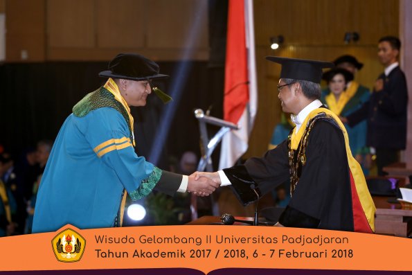 wisuda unpad gel II TA 2017-2018 fakultas kedokteran  oleh Rektor 064