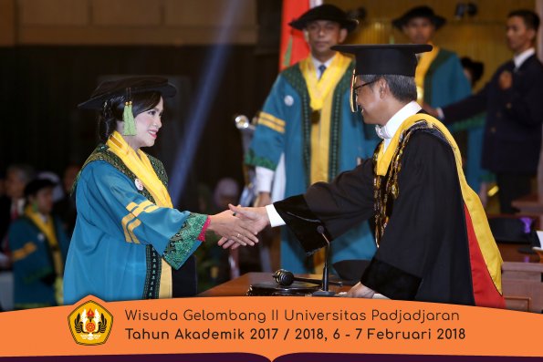wisuda unpad gel II TA 2017-2018 fakultas kedokteran  oleh Rektor 065