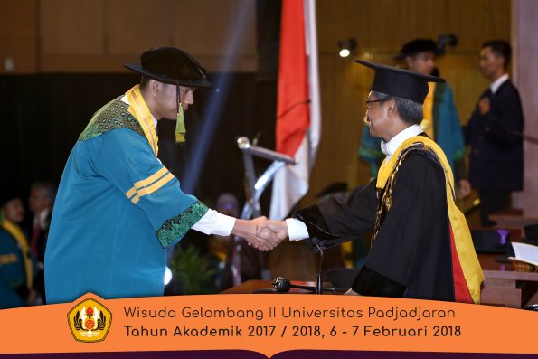 wisuda unpad gel II TA 2017-2018 fakultas kedokteran  oleh Rektor 066