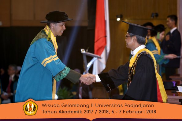 wisuda unpad gel II TA 2017-2018 fakultas kedokteran  oleh Rektor 067