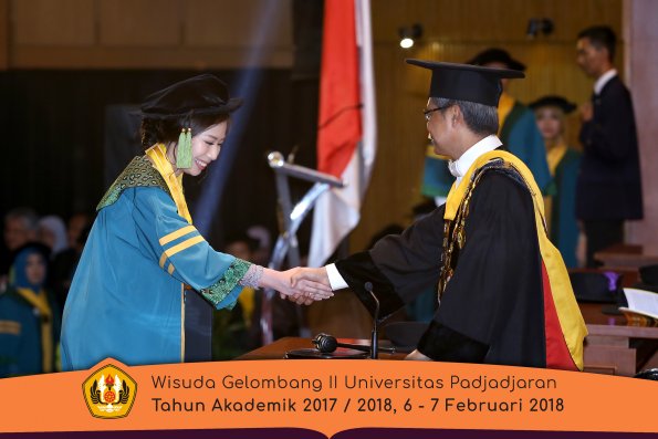 wisuda unpad gel II TA 2017-2018 fakultas kedokteran  oleh Rektor 068