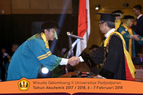 wisuda unpad gel II TA 2017-2018 fakultas kedokteran  oleh Rektor 069