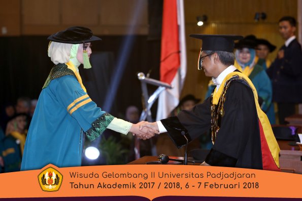 wisuda unpad gel II TA 2017-2018 fakultas kedokteran  oleh Rektor 071