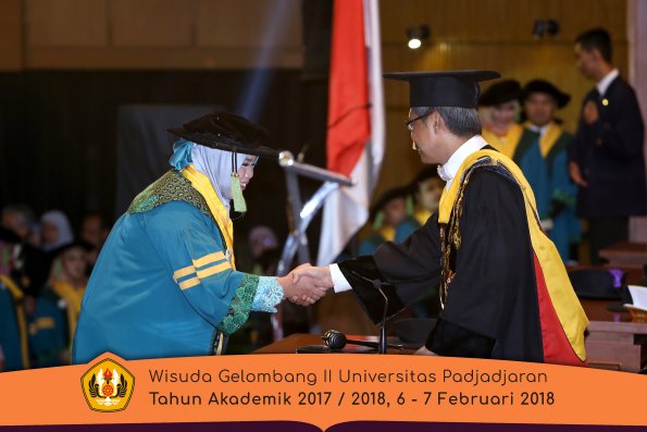 wisuda unpad gel II TA 2017-2018 fakultas kedokteran  oleh Rektor 072