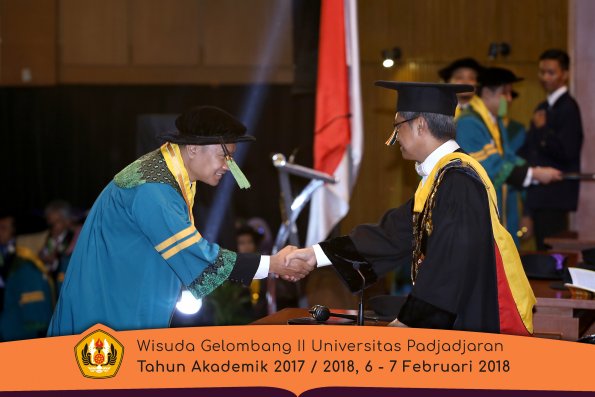 wisuda unpad gel II TA 2017-2018 fakultas kedokteran  oleh Rektor 074