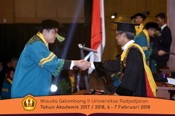wisuda unpad gel II TA 2017-2018 fakultas kedokteran  oleh Rektor 075