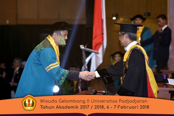 wisuda unpad gel II TA 2017-2018 fakultas kedokteran  oleh Rektor 076