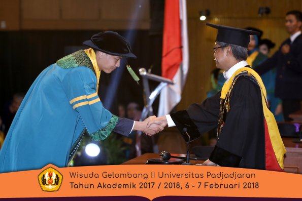 wisuda unpad gel II TA 2017-2018 fakultas kedokteran  oleh Rektor 077