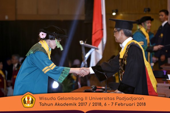 wisuda unpad gel II TA 2017-2018 fakultas kedokteran  oleh Rektor 079