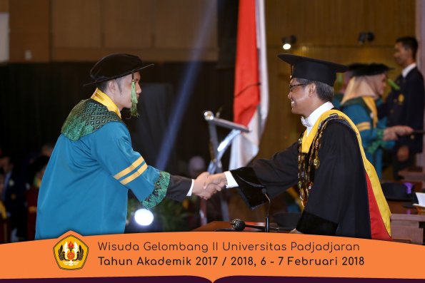 wisuda unpad gel II TA 2017-2018 fakultas kedokteran  oleh Rektor 080