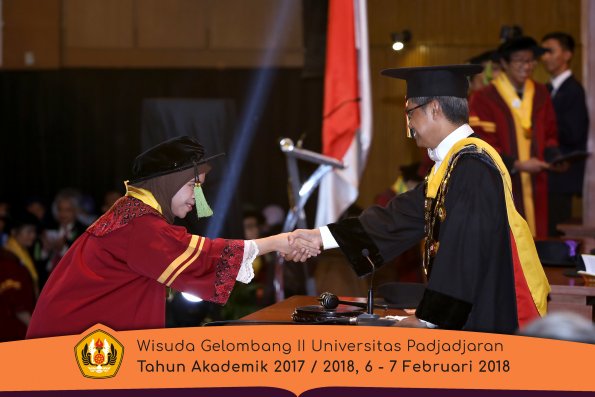 wisuda unpad gel II TA 2017-2018 fakultas kedokteran  oleh Rektor 099
